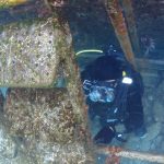 桟橋の撤去作業で水中作業をするダイバー
