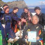 誕生日を迎えたダイバーが潜る前に記念撮影
