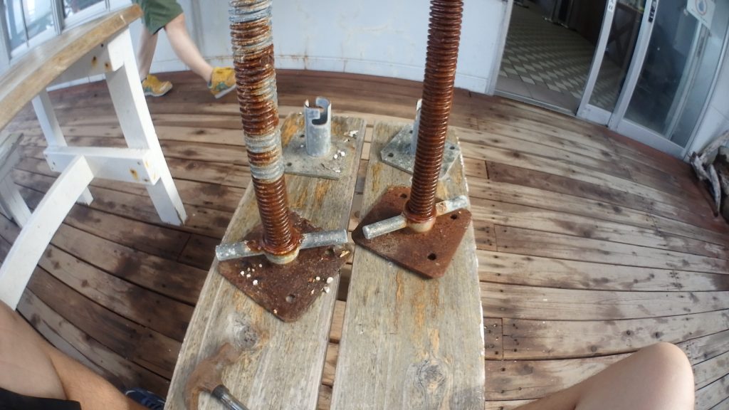 単管パイプを縦に建てるための台座。ネジがついていて、回すと単管パイプの高さを上げ下げすることができます。
